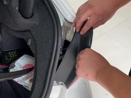 #创作灵感 宝马3系尾灯拆卸技巧!关注我,学习更多的汽车拆装知识!#手艺人在抖音 #汽车改色贴膜