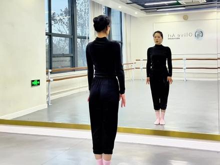 等你等你等你的一切~别辜负眼前季节💐
#镜面舞蹈教学 #创作者中心 #创作灵感
咏春舞蹈慢速背面教学视频,谁要的我不说 快来领取~
#咏春双人舞挑战 #别辜负眼前季节
@DOU来跳舞 @生活服务热点中心 @DOU+小助手 @抖音创作小助手 @抖音创作者大会 @DOU+上热门