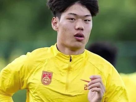 计划有变,准备夺冠!U23国脚贺一然即将加盟成都蓉城,拜合拉木已从泰国起飞!最新消息,贺一然已经确定加盟成都蓉城,山东泰山与他的交易黄了,现在就坐等官宣了!#实况足球手游 #易球成名计划 #实况足球online #成都蓉城 #拜合拉木