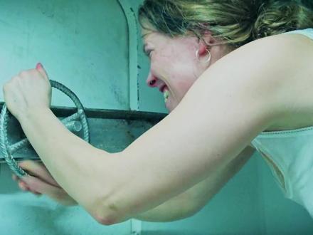 《隧道惊魂》第2/3集,小成本制作,三人被困密室#推荐电影 #精彩片段