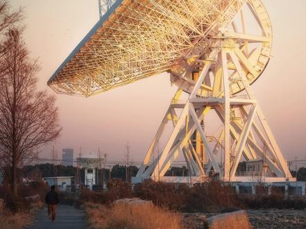 真不是Ai❗️我竟拍到现实版三体世界😭 松江天马望远镜这个地方我收藏已久,这次终于毕业
这里远离上海城区,很少有人知道
起了个大早,零下3.5度的天驱车100km前往
日出时分的天文望远镜在金光照耀下尤为震撼🫨
与田间地头的乡村自然形成强烈反差和割裂感
这一刻,科幻小说里的三体世界照进现实😭
.
📍天马射电天文望远镜
🧭机位导航天马射电天文望远镜河岸对面
📷拍摄tips
1️⃣建议带200mm以上长焦,压缩景深天文望远镜与乡村道路
2️⃣构图建议人物道路左下三分线,日出时间正好光是从侧面打过来,很有光影层次感
.
🔔友情提醒:原国家地理获奖机位现已被果园个人承包
所以这个机位是我无意间发现,很有故事感,算是天时地利人和分享给大家
#我们的可颂时刻 #我用摄影看世界 #科幻感拍照 #三体 #松江天马射电望远镜