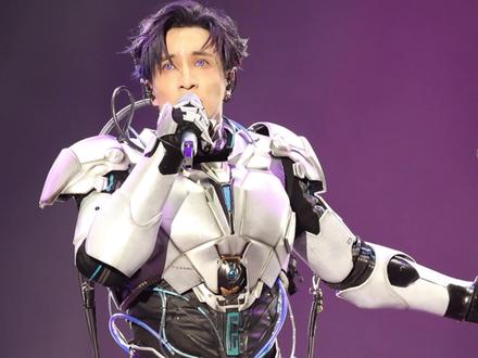 唱错词偷笑的🐷#薛之谦 #谦友 #舞台 #陪你去流浪