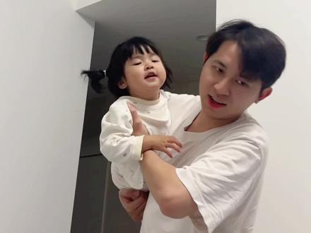 是不是每个爸爸都拿女儿没办法?其实是男人天生适合带娃😆#父女日常 #骗你生女儿 #萌娃搞笑日常 #亲子互动 #记录真实生活