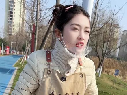 路人大姐以为是起泡胶,路人直接拿手揪#霉豆腐 #美食 #摆摊日记 #豆腐乳