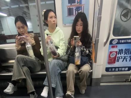 我人脉什么含金量不用我多说吧 #老年机人脉#抽象艺术 #地铁随拍 @抖音小助手