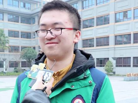 用最平淡的语气说出最狠的话,采访成外高三同学,目标是清华大学,曾经获得物理竞赛全国金牌!#娜姐探校 #娜姐探教 #学霸