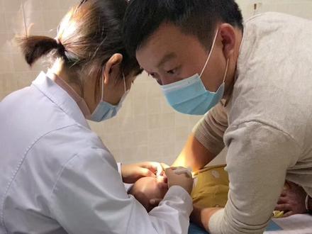 #泪道堵塞#泪道冲洗 出生左眼总有眼屎黏着,两个多月去医院医生开了眼药水回来按摩➕滴眼药水,期间好了,偶尔会有,最近又有点厉害,眼泪汪汪,今天冲洗都冲不通🥺哭的可怜,以前都没有泪道堵塞,为什么现在很多宝宝都有啊