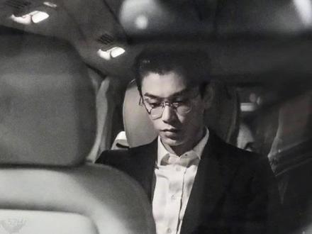 初识赵平津,友人提醒她:你少跟这种京城子弟玩,他们就爱玩弄女孩子,不会有真心的。她不信,然后摔得头破血流。