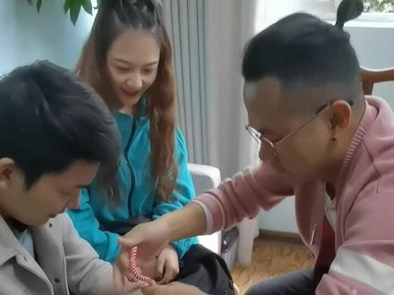 最近很火的绑手打脸魔术来了,#整蛊 #绑手魔术 #隔着屏幕都觉得疼