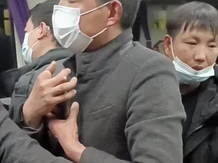 火车也严重超员了,几个站不让上人了,买了票的也不让上,车上无座人也开始清退了