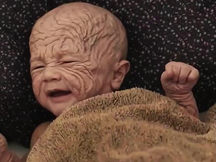 许知微出生起便被视作“怪胎”,唯有养母许英给予她温暖。她与青梅竹马的江景和,在错位的时光中相爱相守,却因机缘巧合与命运捉弄,一次次分离#何须相守到白头 #新剧来袭 #因为一个片段看了整部剧 #热门短剧推荐 #短剧推荐