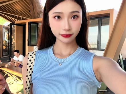 被问爆的舟山3天2晚攻略来咯!
答应给大家出一期超全的舟山3天2晚的游玩攻略来咯~
-
1️⃣交通
出发地✈宁波 / 自驾🚗➟舟山
如果图省事,直接飞宁波,再转大巴到舟山;自驾的宝子们,沿途的跨海大桥风景绝绝子!不过周末容易堵车,记得错峰出行~
2️⃣住宿
准备去舟山玩的宝子们,建议提前在视频左下角定好酒店,就在朱家尖景区,下楼溜达就能到附近景点,周边美食也超多!老板还会分享本地人私藏打卡点!
3️⃣行程
✅Day1: 海滨风光大赏
南沙➟环岛公路➟大青山➟簸箕湾渔村➟保利自在海
🔺南沙的沙雕超震撼,光脚踩沙超ZhiYu!沿着环岛公路自驾,18 公里海岸线随手拍都是大片!大青山山顶俯瞰大海,美到窒息!簸箕湾渔村的日落绝了,晚上去保利自在海逛逛,超惬意~
✅Day2:海岛风情
东沙➟小乌石塘➟漳州渔湾村➟观音法界➟蜈蚣峙码头
🔺东沙看日出浪漫值拉满!小乌石塘的黑鹅卵石超有特色,海浪拍打声超解压~漳州渔湾村感受地道渔村生活,观音法界门票90元,建筑佛像很精致!晚上在蜈蚣峙码头吹海风,吃海鲜大排档,美滋滋!
✅Day3:祈福静心
普济寺➟慧济寺➟法雨寺➟善财洞➟南海观音
🔺普济寺祈福超灵验!慧济寺可以坐索道上去,沿途风景也很美~法雨寺建筑风格独特,善财洞摸摸沾好运!Zui后打卡33米高的南海观音,庄严肃穆,许下心愿超有仪式感!
舟山好玩的地方真的太多啦!下回还会再去的!
#旅行攻略 #住进风景里 #江浙沪周边游 #舟山旅游 #舟山朱家尖