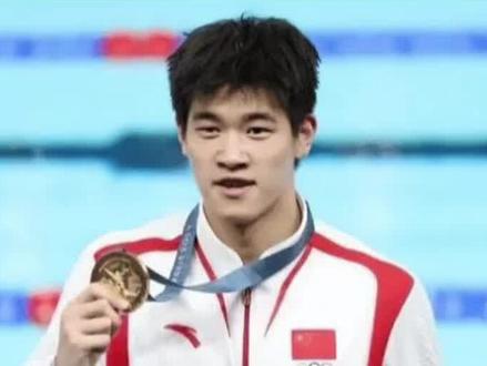 潘展乐!百米混合泳接力赛的世界冠军!
