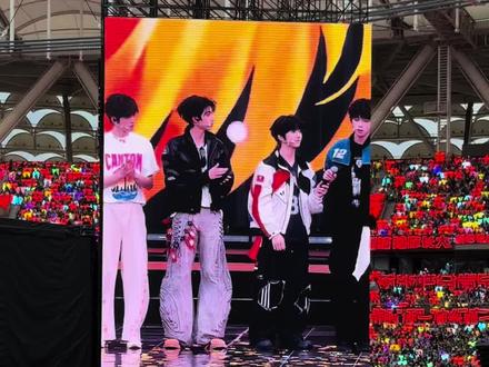 王橹杰你自己来数数你瞄了多少次长灯牌#演唱会 #橹穆 #王橹杰 #新年音乐会