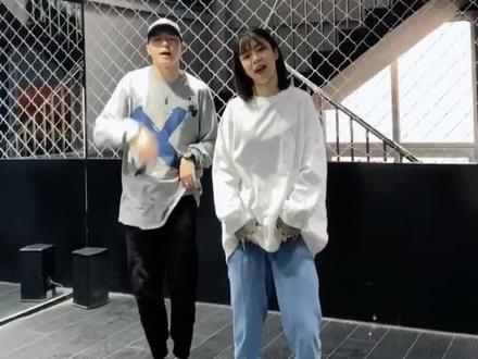 男女都适合的帅气舞蹈😎镜面教学在前面的视频里!@大牛Yeon