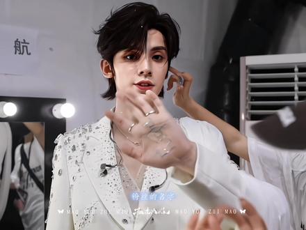 right :我爱你,你可以反复向我确认。left : me too
#左航 #我担秒了全世界