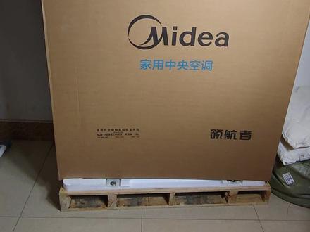 美的领航者4代全网首拆!6HZ-130HZ 详细的万字拆机评测请移步某乎(今天下午发布详细拆机评测文章)
领航者 4 代的整体结构,更多像是领航者 3 代+探索家的结合体。但更多的是领航者 3 代的结构局部升级版本
-整体架构,不如探索家那么出彩,原以为是探索家那套逆天双相变器管路架构基础上升级的超低频,结果有点失望,并不是,仅是在领航者 3 代的管路架构上,对超低频特别是油分回油部分进行了 Buff 加强,其他部分并没有发生实质性的升级和变化。当然,并不是说领航者 4 更差,是去年发布的领航者 3 代的 T3 级架构特别是高负载能力部分已经很强了
-6HZ 太稳定了,实测晚上开 1-2 个卧室,设定 25-26 度达温后的低频均能稳在 200-300W 区间,同时,领航者 4 代完全没有阉割他的高负载能力,我家是典型的左右完全抵死的监狱机位,即便是成都高温红色 40 度的天气,室外机位温度来到了 50 度,领航者 4 代依然能在全屋内机全开的前提下(我家连接率 100%)满血输出,几乎无视了各种极端天气下,导致空调高温宕机或者制冷大幅度衰减导致室内无法有效降温的痛点
-领航者 4 代外机静音升级极大,即便是全频运行时,耗电量来到了 5.8kwh,压缩机频率约 75-80HZ 时,外机未出现压缩机离谱的马达啸叫声,利好隔音不好的外机位
-是目前我实测和体验中第一个拿到了低频+高负载高分的产品,领航者 4 代之前的其他和美的自家产品,要么高负载极其牛逼,低频翻车,要么就是低频极其牛逼,但是高温天无法有效制冷降温输出。
#美的中央空调 #美的领航者4代 #美的6HZ低频