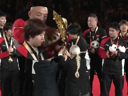 搞笑!孙颖莎没站C位,蒯曼捧杯不自信,眼神飘忽左顾右看