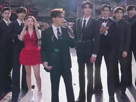 龙浩天妹妹带着男团依赖瑶来啦“龙浩天男团银河系A” #龙浩天户外直播 #龙浩天妹妹#龙浩天男团银河系A#以太#凡凡 一凡 吉浩 森森 鬼鬼食 安心 子敬 夏天天 喜欢的可以点点关注不迷路!