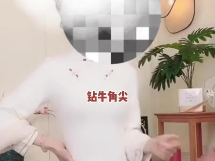 主播犯错法人道歉?因涉事主拒不道歉,旗袍店店主发道歉视频表达歉意,称将对嘲讽50岁顾客主播提起诉讼。#直播