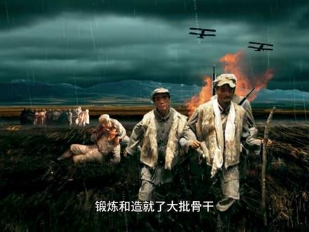 开天辟地丨长征 长征,是中国革命史上不朽的丰碑,是中华民族的英雄史诗。
一、长征的背景
1934 年,由于王明“左”倾冒险主义的错误领导,以及敌强我弱,中央革命根据地第五次反“围剿”战争遭到失败,红军第一方面军(中央红军)主力开始长征。
二、长征的历程
1. 艰难的战略转移:红军从江西瑞金等地出发,突破敌人的四道封锁线,但损失惨重。
2. 伟大的转折:1935 年 1 月,中共中央在贵州遵义召开政治局扩大会议,确立了以毛泽东为核心的党中央的正确领导。遵义会议是中国共产党历史上一个生死攸关的转折点。
3. 爬雪山、过草地:红军在长征途中,历经艰难险阻,跨越了人迹罕至的雪山和茫茫草地。
4. 胜利会师:1936 年 10 月,红二、四方面军到达甘肃会宁地区,同红一方面军会师。红军三大主力会师,标志着长征的胜利结束。
三、长征的意义
1. 保存了革命力量:长征使中国共产党和红军主力得以保存,为中国革命的胜利奠定了坚实基础。
2. 播撒了革命火种:长征途中,红军广泛宣传革命思想,发动群众,为后来的革命斗争培养了大批骨干力量。
3. 锤炼了伟大的革命精神:长征中,红军战士表现出了坚定的理想信念、不怕牺牲、勇往直前、坚韧不拔、团结互助等伟大的革命精神,这些精神成为中华民族宝贵的精神财富。
4. 推动了中国革命的历史进程:长征的胜利,使中国共产党在政治上、思想上、组织上更加成熟,为夺取抗日战争和解放战争的胜利创造了条件。