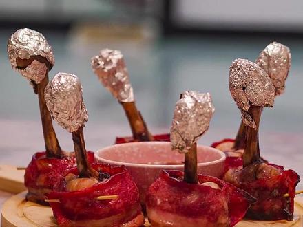 有个会做饭的女朋友是种什么体验!培根裹上鸡腿一起烤还是头一次体验!快艾特对象一起学会这道爆汁培根鸡腿吧!学会这道菜,做给你爱的人尝一尝~#会做饭的女朋友 #跟抖音学做菜 #培根鸡腿