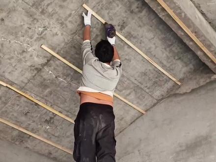 斜屋面装修,整🉐够呛的,但是效果挺不错的!#无主灯设计 #施工现场实拍 #客厅吊顶造型效果图 #同城装修