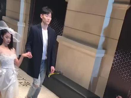 拖鞋小名模B姐😂,彩排中