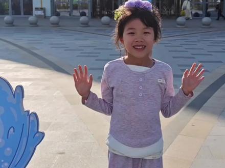 西双版纳曼听公园+总佛寺【版纳亲子行最后一站】❤️
🚶♂️游玩打卡路线:正门入园东北门→傣王行宫(9点半开始有傣王出行表演,看到10点直接去御象园),沿路欣赏→御花园→章哈亭→御兰园→诚心塔→叶子花园→双塔→游船码头→八角廊桥→御荷池→傣陶体验馆→滨水长廊→御象文化园(10点半有大象表演,提前到有好位置)→鹦鹉乐园(12点有表演)→总佛寺游览
🔸游玩小tips
曼听公园出来后必打卡【婉泰】,真的超级好吃,里面的泡鲁达绝了,我们出来下午三点多,人不是很多,一定去吃~#曼听公园 #西双版纳亲子游5天4晚 #西双版纳