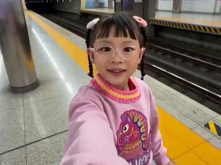 棒棒糖列车来了 整辆车都是棒棒糖做的#棒棒糖 #棒棒糖列车 #AI创意