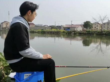 一个小妙招解决水面反光看不清浮漂 #钓鱼技巧 #钓鱼小妙招 #钓鱼小知识