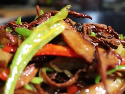 大别山的剥皮菇,小伙伴们吃过没有?#捡蘑菇 #我的乡村生活 #大自然的馈赠 @抖音小助手