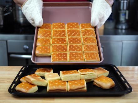 棋子块|鸡蛋、牛奶、花生油和面,像山东老口味喜饼一样扎实好吃 • 食材:棋子块
鸡蛋6个(每个约60克)0:33,
牛奶120克0:41,
酵母粉(高糖型)0:44,
白砂糖200克0:46,
中筋面粉1000克1:04,
花生油150克(不喜欢花生油味道可以换黄油)1:17,
烤盘长40cm、宽30cm(差不多大的都可以)2:31,
• 烘烤温度(80L烤箱):预热烤箱到上火200度、下火200度,放在烤箱的中层烤20分钟左右,可以烤的稍微老一点,吃起来更香。
• 食谱中的温度都是摄氏度C,华氏度F =摄氏度C × 1.8 + 32F。
• 食谱中的计量单位都是克(Grams),如果是液体材料1克约等于1毫升。
• 食材后的数字为食材在视频中出现的时间点,习惯文字阅读的朋友,或有听力障碍的朋友可以根据时间点对照食谱。
• 记录退休老爸的手艺,分享给喜欢美食的朋友,大家喜欢可以点赞关注老爸的食光。
#美食教程 #烘焙教程 #家庭美食 #山东面食 #胶东美食