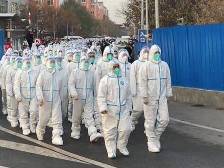 【#北京宏福苑解封!“大白”们排队走出】谢谢你们,温暖地付出