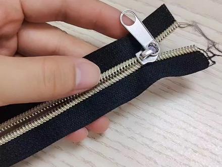 #拉链拉不拢怎么办 #拉链裂开了怎么修 如果试了不行就换一个拉头。😂😂