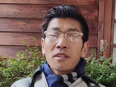 神了!张半仙掐指算出“黑色星期一”,精准预言3850点下方收盘
昨日(3月23日)A股遭遇“黑色星期一”,上证指数放量大跌3.63%,收于3813.28点,盘中一度击穿3800点关口,全市场超5100只个股飘绿。更令人咋舌的是,民间“神人”张半仙竟在盘前精准命中了这一收盘点位。
据现场流传的视频显示,张半仙在周一早盘前,仅凭三枚铜钱起卦,便断言“今日大盘将收于3850点以下”。引发全网刷屏。有股民翻出他上周五的直播录屏,其中更是明确预警“23日有百点长阴,需防恐慌盘涌出”,时间与空间的双重验证,让不少投资者直呼“比量化模型还准”。
面对质疑,张半仙在公园旁桌上淡然回应:“我算的不是K线,是人心里的恐慌。3800点一线有强支撑,但需防反抽后的二次探底。”目前,其关于“3月底见阶段底”的新预言已在各大股吧疯传,无数散户正将其视为反向指标。#边缘话题 #上海市自媒体