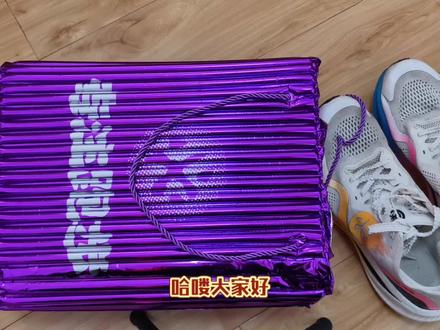 必迈惊碳fly2.0开箱暨两百公里长测
一双非常成功的升级产品
保留一代的优点
加宽了足中处稳定性大幅提升
大底防滑耐磨,有水的柏油路也没问题
200多公里轻微磨损(图六)
估计穿个1000km没压力
中底感觉比一代稍硬
鞋面大幅升级,透气耐磨耐脏
颜值也有较大提升
适合区间在400-630
水泥地的话就是6分内
不适合大体重跑者
全马300-430都可以
400出头的价格很能打
一双8.5分的好鞋#运动帮帮团
#必迈惊碳fly2 #跑鞋测试 #跑鞋推荐 #跑步治愈一切