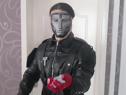 没想到典狱长竟然说“我要验牌”,压迫感十足!#三角洲行动 #典狱长 #格赫罗斯 #典狱长cos #我要验牌