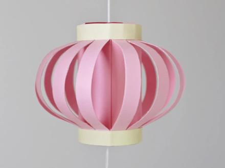 用一张卡纸就能做个小灯笼,马上周末了,和孩子一起动起来吧~
#亲子手工#幼儿园手工#元宵节手工#中秋节手工