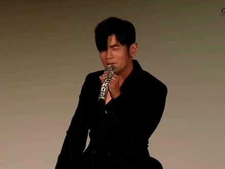 你们看周杰伦又摸耳朵了,新专辑发布会居然还谈到了SHE#周杰伦 #周杰伦新专辑 #田馥甄 #周杰伦田馥甄