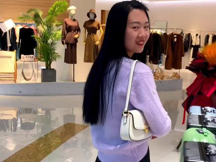 庐江人气最旺的方圆荟,新开了一家稻草人女包店,超级时尚,小美女这背包能打多少分?#美出高级感 #时尚 #包包 #稻草人 #好店推荐