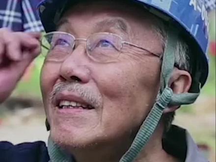 拒绝国外高薪,20多年只为打造大国重器。如今“中国天眼”两岁了,更该记住他:“中国天眼之父”,南仁东。