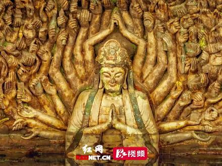 3月23日,重庆一网友钓鱼时,在水库中意外发现千手观音半身像,与水面倒影形成“观自在”景象。