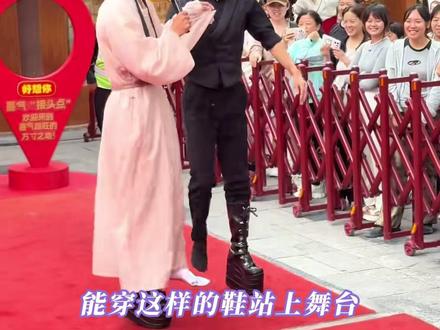 跳成这样已经是人鞋合一的境地了#舞蹈 #清明上河园 #高跷 #表演