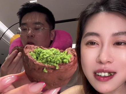 迪拜软曲奇的价格是终于打下来了!软糯Q弹的巧克力外皮包裹着酥酥脆脆的面包丝,口感丰富特别好吃! #巧克力 #迪拜巧克力软曲奇 #妈呀太香了