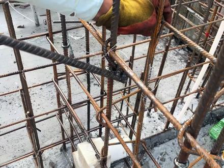 工地剪力墙全部拉钩两端要求弯折成135°,这样还能挂的上去吗? #工地 #绑扎钢筋