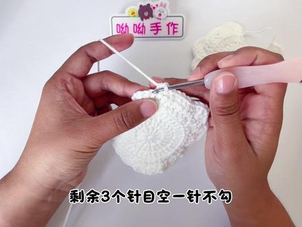 钩针编织 《咕咕鸡蛋兜》:可装两个鸡蛋,也可以当耳机包使用
🧵:雪妃儿五股线
🎨:奶白、大红、金黄
🪡:3.5mm
#钩针编织咕咕鸡 #蛋袋钩织 #抖音宝藏生活家 #手工人的奇思妙想 #手工diy超有趣