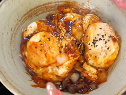 强烈建议你们去复刻一下公瑾爆蛋,是真好吃,巨简单,巨下饭!!!#穷鬼拌饭 #懒人美食 #鸡蛋的神仙吃法