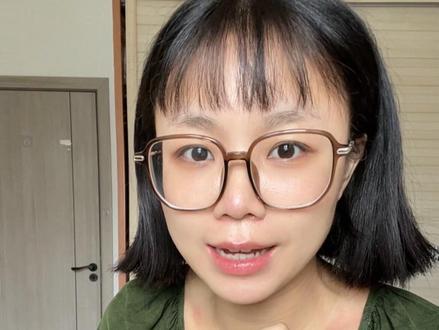 宫腹腔镜手术住院需提前准备以下物品,以便更顺利地度过住院期:
证件
• 身份证、医保卡等有效证件,用于办理住院手续。
生活用品
• 洗漱用品:牙刷、牙膏、毛巾、洗面奶、沐浴露等,保持个人卫生。
• 衣物:宽松舒适的睡衣、内衣裤(建议多备几套),出院时穿的宽松外衣裤。
• 其他:拖鞋、纸巾、湿巾、水杯等。
术后护理物品
· 小中单:术后垫在病床上
• 卫生巾:术后可能会有少量阴道出血,可按需准备。
• 弹力袜:手术后可能需要,防止血栓(可咨询医生是否需要)。
饮食相关
• 餐具:吸管、勺子等,方便食用医院餐或家属准备的食物。
• 少量易消化的食物:如藕粉、(术后6小时吃,具体遵医嘱)。
其他
• 手机、耳机及充电器、充电宝,方便与外界联系。
提示:不同医院要求可能略有差异,建议提前与医院确认,避免遗漏。住院期间保持轻松心态,积极配合医生治疗哦。#宫腹腔镜手术 #住院 #手术顺利 #备孕