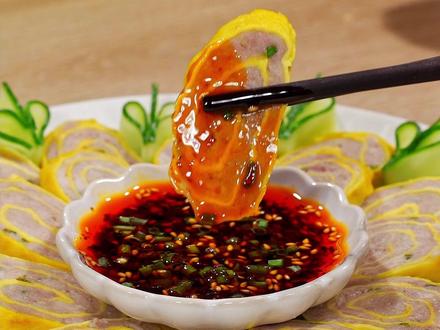 年夜饭来上这样一道黄金肉蛋卷,营养丰富,好看又好吃。#鸡蛋肉卷 #年夜饭 #家常菜
